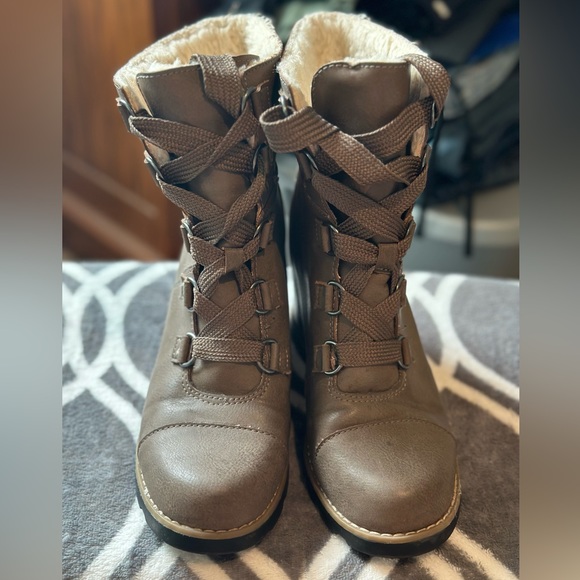 Adorable wedge boots - Picture 4 of 8